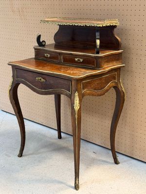 un petit bureau surmonté d'un miroir