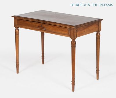 une vieille table en bois surmontée d'un tiroir