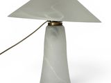 un gros plan d'une lampe de table équipée d'un abat-jour blanc
