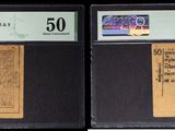 Trois types différents de timbres sont exposés dans une vitrine.