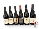 six bouteilles de vin sont alignées sur une surface blanche