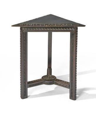 une petite table avec un plateau noir et un piètement en métal