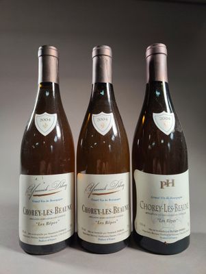 trois bouteilles de vin posées sur une table l'une à côté de l'autre