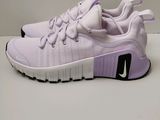 La Nike Air Prestoe se décline dans un coloris violet clair et blanc.