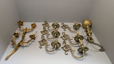 de nombreux objets en laiton sur une étagère blanche