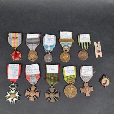 many medals that are on display on the table