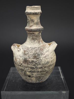 un vase posé sur un socle en verre