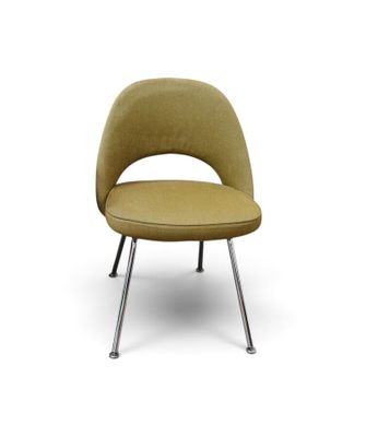 la chaise Saarik en tissu couleur moutarde avec des pieds chromés