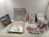 beaucoup de livres sur le comptoir et un sac de bonbons