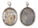 deux pendentifs ovales en argent représentant un homme et une femme