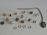 tout un tas de bagues et de colliers différents posés sur la table