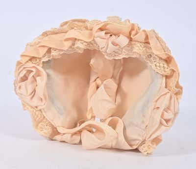 Pochette en satin couleur pêche et dentelle, ornée de volants