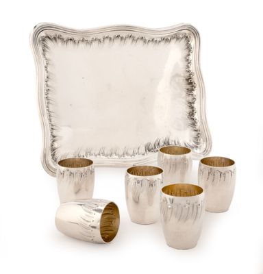 quatre tasses et un plateau sur lequel est posé un plateau en argent
