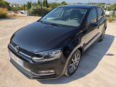 La Volkswagen B-Cross noire est garée sur un parking