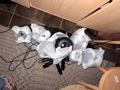 un tas d'ordures par terre, à côté d'une chaise