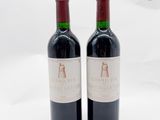 deux bouteilles de vin posées l'une à côté de l'autre sur une table