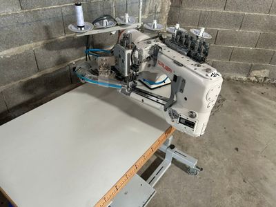 une machine à coudre posée sur une table