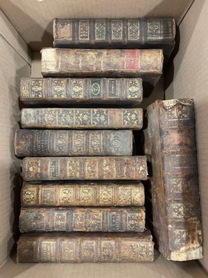 de nombreux livres anciens rassemblés dans une boîte en carton