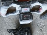Quelqu'un utilise une perceuse sans fil pour réparer la poignée d'un skateboard