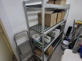 une pièce avec des étagères et des cartons posés par terre