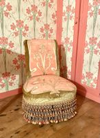Petite chaise garniture de soie et de velours à motif brodé …