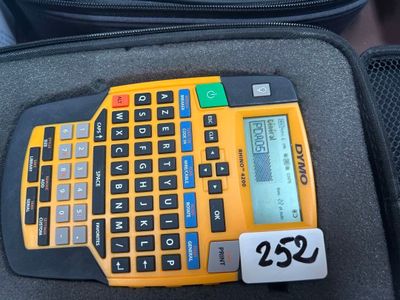 une calculatrice posée sur une valise