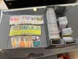 une table en verre sur laquelle sont posées de nombreuses cartes et feuilles de papier