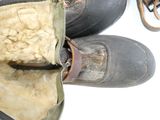 une paire de chaussures posée par terre