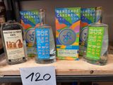 Plusieurs bouteilles d'alcool sont posées sur une étagère dans un magasin.