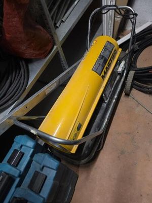 une machine jaune posée sur le sol