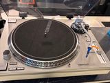 a record player sitting on top of a turntable