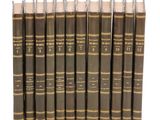 un coffret de six livres reliés en cuir marron avec des bordures dorées