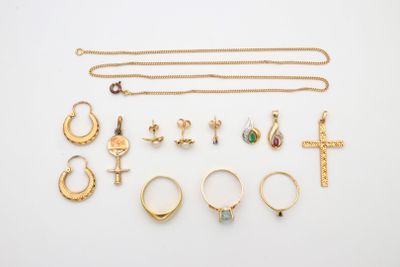 un assortiment de bijoux en or, notamment des bagues, des bracelets et des bagues