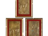 un ensemble de trois plaques murales en métal doré et rouge représentant des cerfs