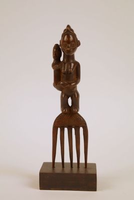 statue représentant une femme tenant un bébé sur une fourchette