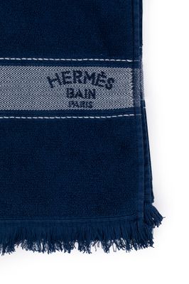 Le logo de la marque Merrime sur une écharpe bleu marine
