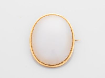 un gros plan d'une bague en or sertie d'une pierre blanche