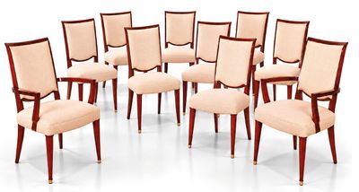 lot de huit chaises de salle à manger avec accoudoirs et dossiers rembourrés