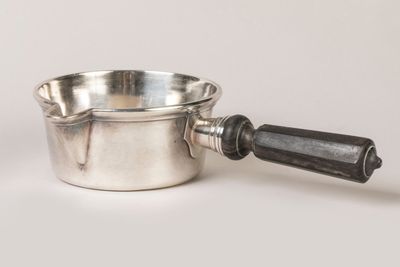 CASSOLETTE en métal argenté à décor de filet à manche latéra…