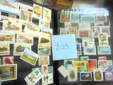 une exposition de timbres sur une table sur laquelle est posé un panneau