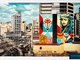 une photo d'une grande fresque murale sur la façade d'un immeuble