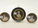 trois portraits miniatures représentant des femmes et un homme, dans un cadre noir