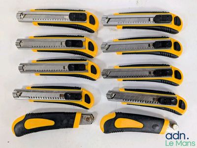 six outils à main jaunes et noirs sont alignés sur une surface blanche