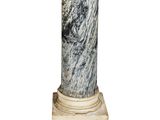 une colonne en marbre avec un socle en marbre sur fond blanc