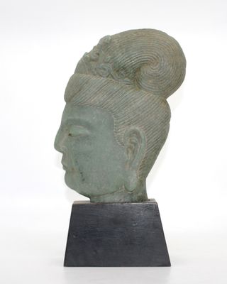 sculpture d'une tête de femme sur une base en marbre