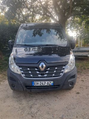 vue de face d'une camionnette bleue garée sur un chemin de terre