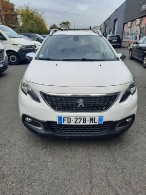 une voiture blanche garée dans un parking à côté d'autres voitures