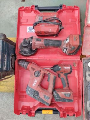 deux outils rangés dans un coffret rouge