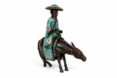 figurine représentant une femme à cheval, coiffée d'un chapeau