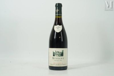 une bouteille de vin posée sur une table